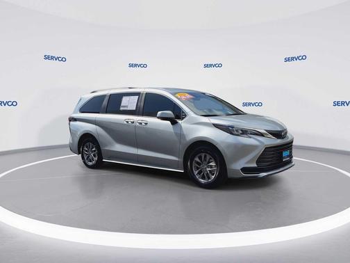 2025 Toyota Sienna LE