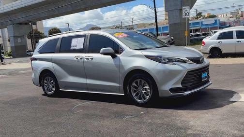 2025 Toyota Sienna LE