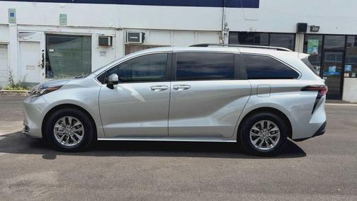 2025 Toyota Sienna LE