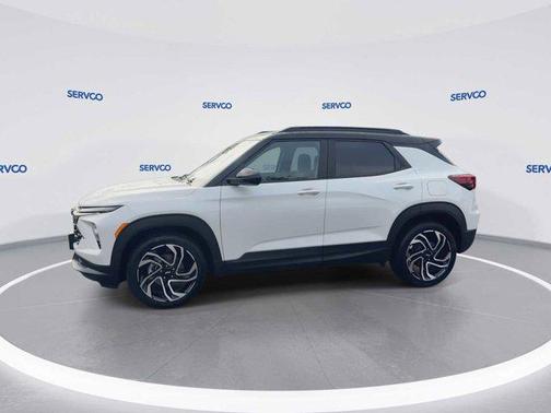 Iridescent Pearl Tricoat 2026 Chevrolet Trailblazer RS