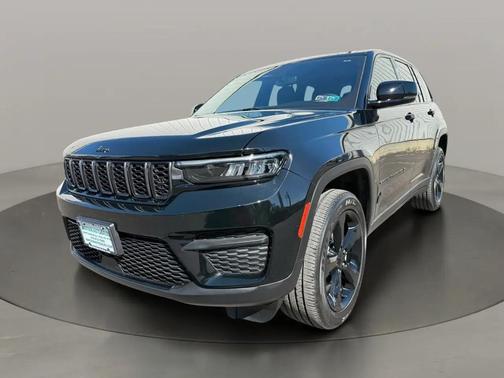 Diamond Black Crystal Pearlcoat 2023 Jeep Grand Cherokee Altitude