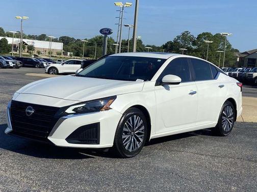 White 2024 Nissan Altima 2.5 SV