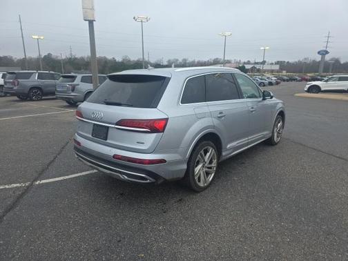 2022 Audi Q7 45 Premium