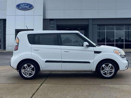 White 2010 Kia Soul sport