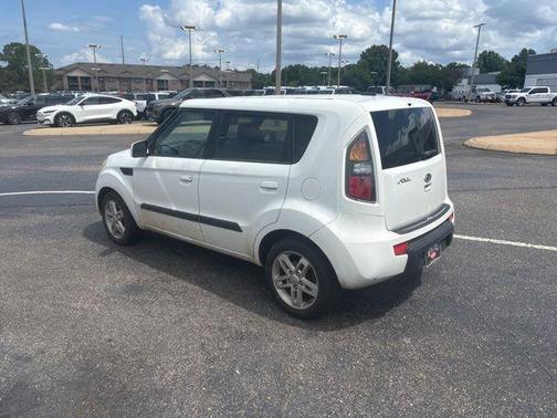 White 2010 Kia Soul sport