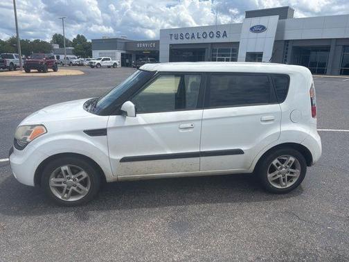 White 2010 Kia Soul sport