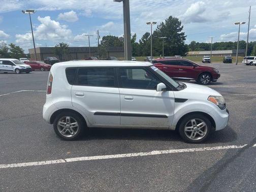 White 2010 Kia Soul sport