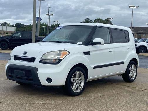 White 2010 Kia Soul sport