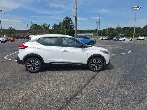White 2020 Nissan Kicks SR