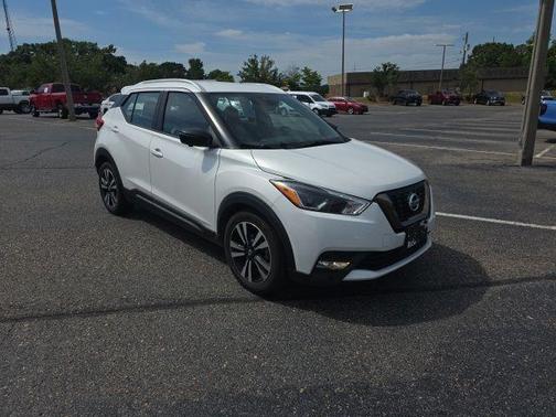 White 2020 Nissan Kicks SR