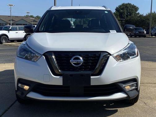 White 2020 Nissan Kicks SR