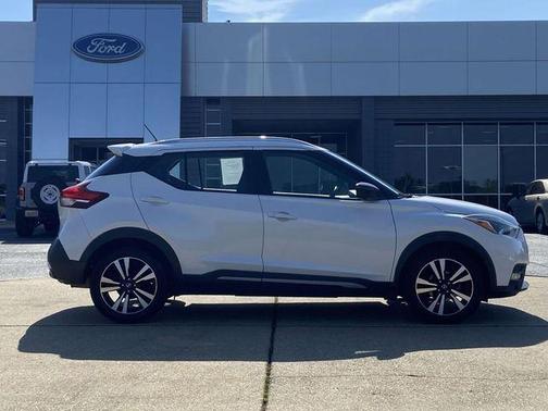 White 2020 Nissan Kicks SR