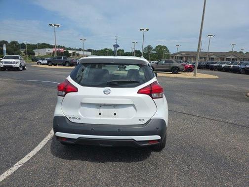 White 2020 Nissan Kicks SR