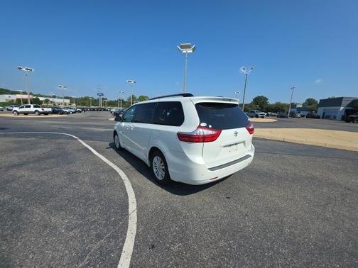 2017 Toyota Sienna XLE