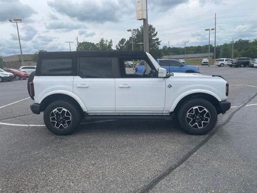 Oxford White 2022 Ford Bronco Outer Banks
