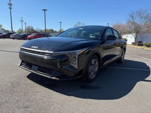 Aurora Black Pearl 2026 Kia K4 LX