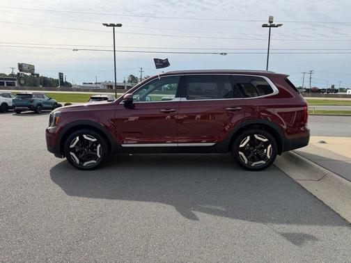 Red 2024 Kia Telluride S