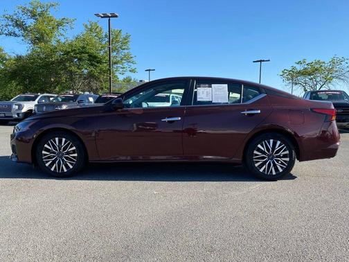 Garnet Pearl Me 2024 Nissan Altima 2.5 SV