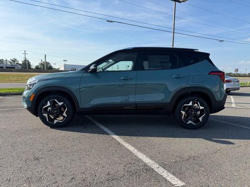 Blue / Black 2026 Kia Seltos S