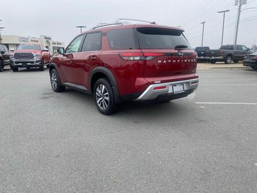 2024 Nissan Pathfinder SL