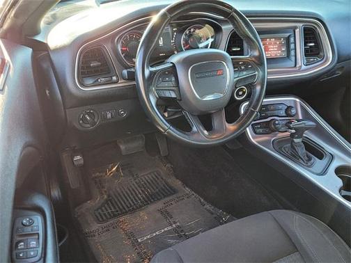 Photo 5 of 21 of 2017 Dodge Challenger SXT
