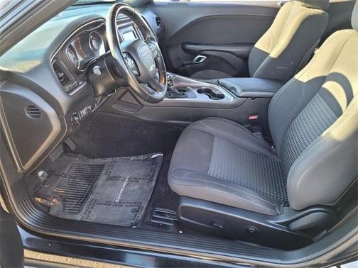 Photo 3 of 21 of 2017 Dodge Challenger SXT
