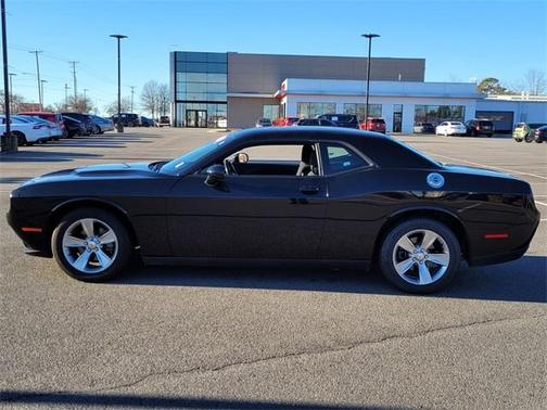 Photo 2 of 21 of 2017 Dodge Challenger SXT