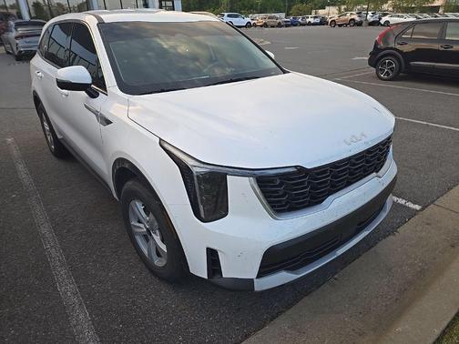 Glacial White Pearl 2025 Kia Sorento LX