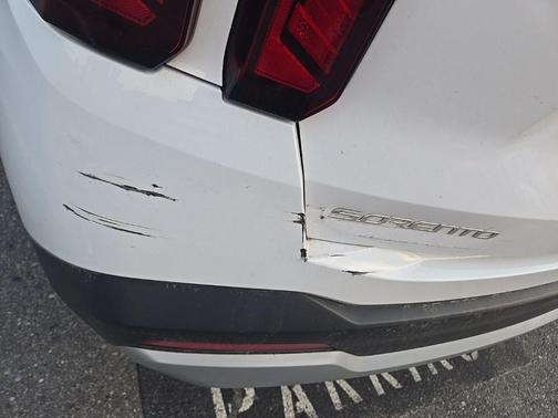 Glacial White Pearl 2025 Kia Sorento LX