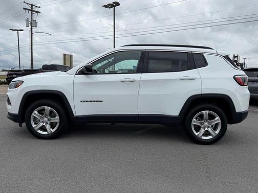 Bright White Clearcoat 2024 Jeep Compass Latitude