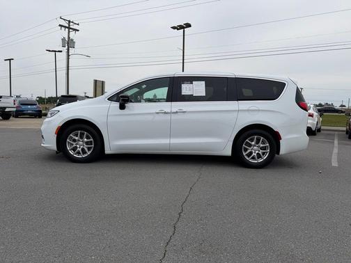 Bright White Clearcoat 2026 Chrysler Pacifica Select