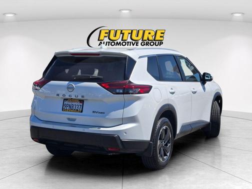 Everest White Pearl 2024 Nissan Rogue SV