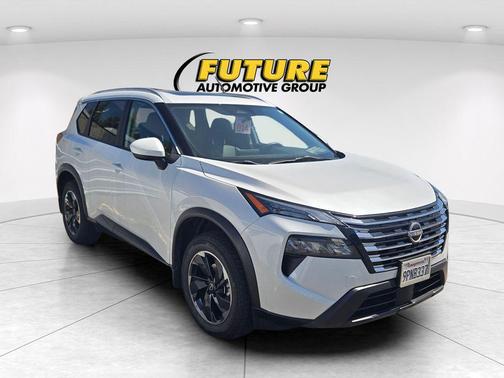 Everest White Pearl 2024 Nissan Rogue SV