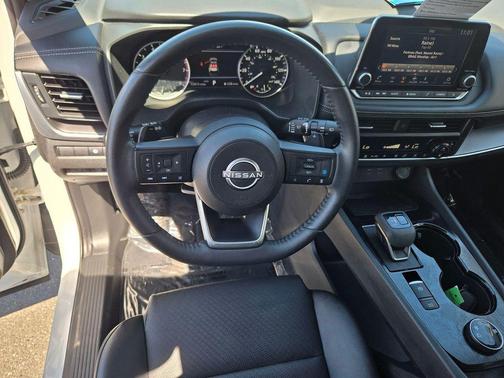Everest White Pearl 2024 Nissan Rogue SV