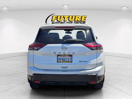 Everest White Pearl 2024 Nissan Rogue SV