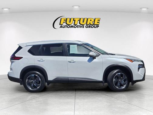 Everest White Pearl 2024 Nissan Rogue SV