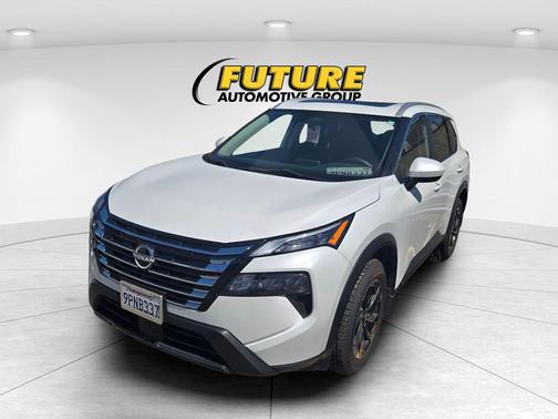 Everest White Pearl 2024 Nissan Rogue SV