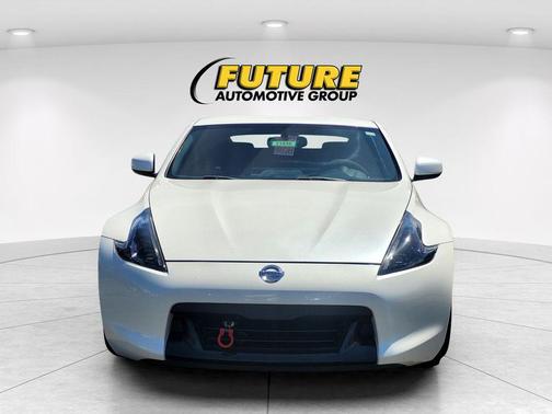 Pearl White 2009 Nissan 370Z Touring