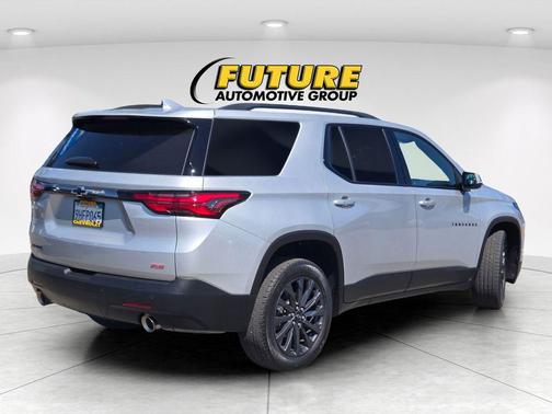 Silver Ice Metallic 2022 Chevrolet Traverse RS
