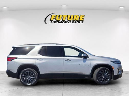 Silver Ice Metallic 2022 Chevrolet Traverse RS