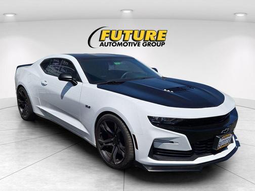Summit White 2019 Chevrolet Camaro 1SS