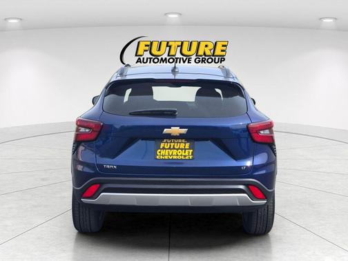Blue Glow Metallic 2024 Chevrolet Trax LT