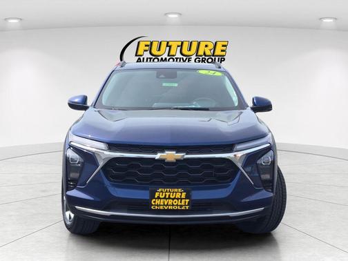 Blue Glow Metallic 2024 Chevrolet Trax LT