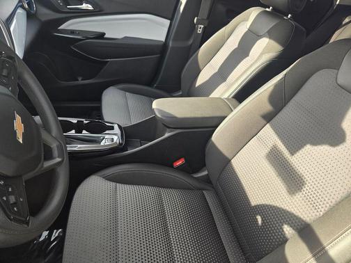 Blue Glow Metallic 2024 Chevrolet Trax LT