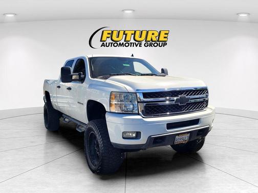 Bright White Clearcoat 2018 RAM 2500 SLT Crew Cab 4x4 6'4' Box