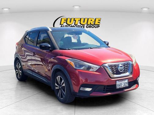 Cayenne Red/Super Black 2019 Nissan Kicks SR