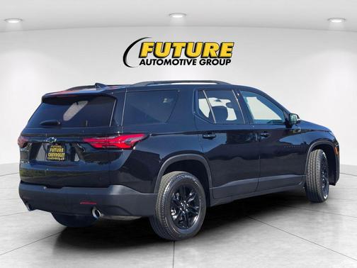 Mosaic Black Metallic 2023 Chevrolet Traverse LT Cloth