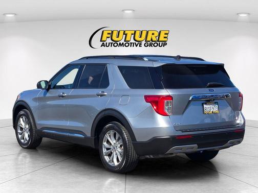 Iconic Silver Metallic 2021 Ford Explorer XLT