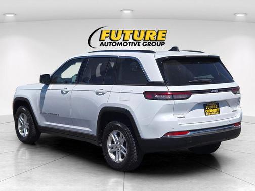 Bright White Clearcoat 2023 Jeep Grand Cherokee Laredo