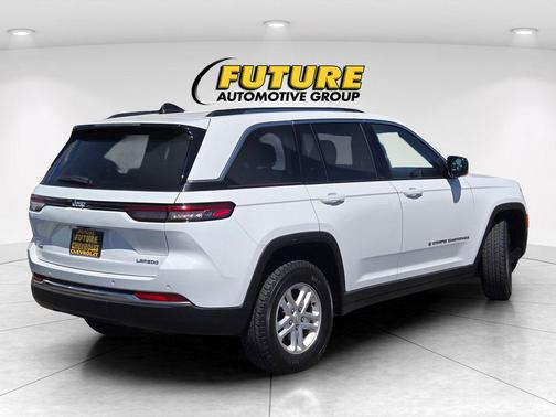 Bright White Clearcoat 2023 Jeep Grand Cherokee Laredo